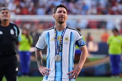 El capitán Lionel Messi anunció este lunes su retiro de la selección argentina