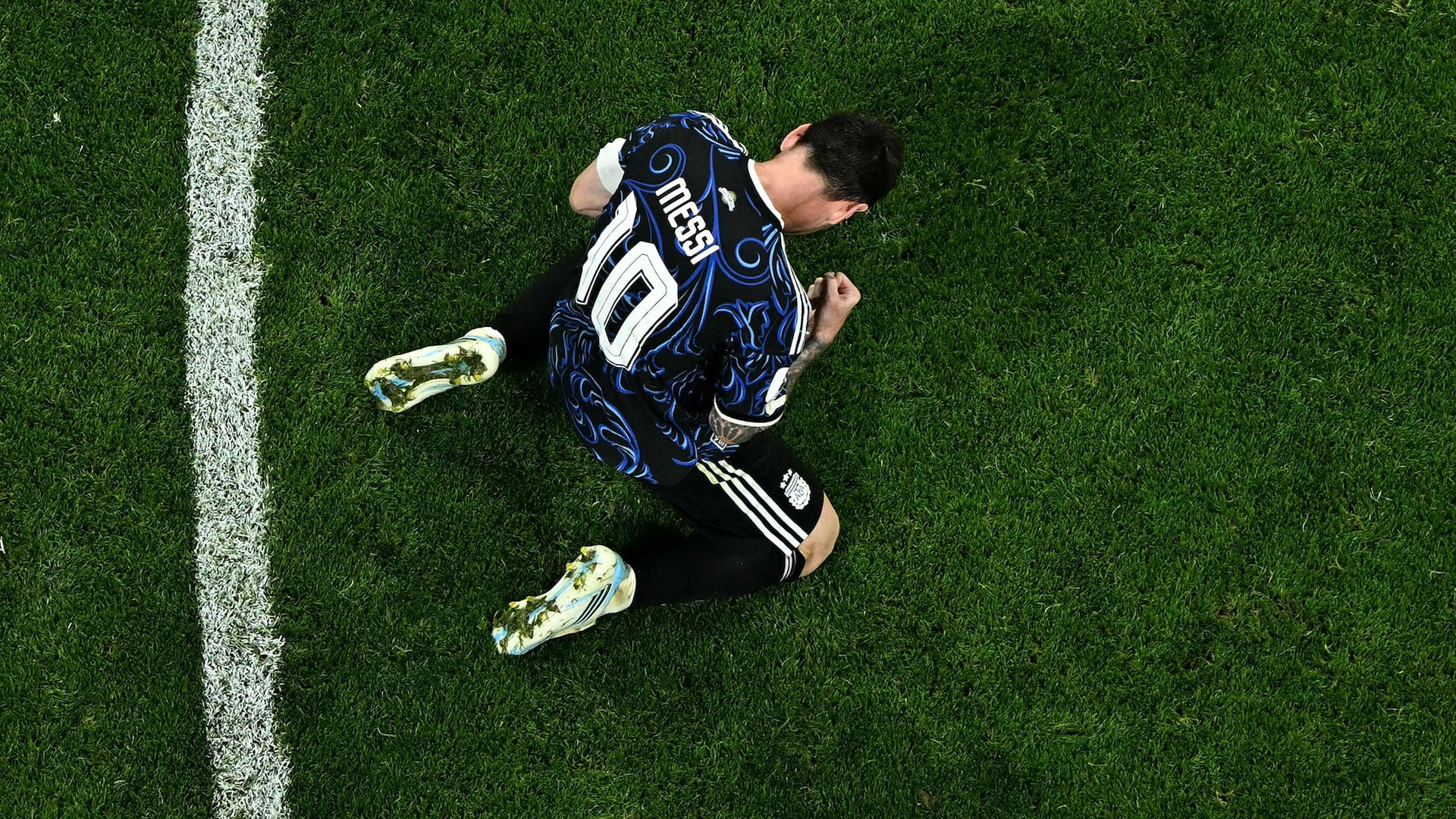 El capitán Lionel Messi, el miércoles, tras el triunfo contra Inglaterra; toda la gloria es suya