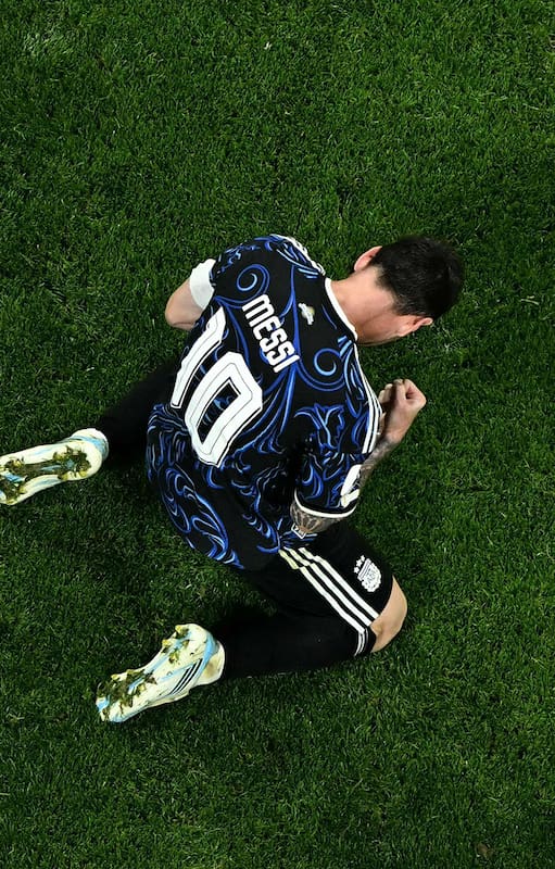 El capitán Lionel Messi, el miércoles, tras el triunfo contra Inglaterra; toda la gloria es suya