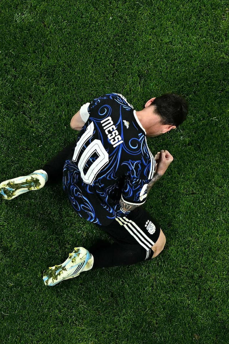 El capitán Lionel Messi, el miércoles, tras el triunfo contra Inglaterra; toda la gloria es suya
