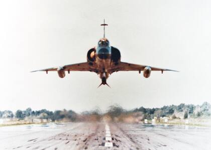 El capitán Marcos Juan Czerwinski realiza un pasaje rasante con un misil Matra 530 de ejercicio. “Mi límite en los vuelos rasantes eran mis rodillas, cuando me temblaban hasta ahí bajaba”. (Fotografía de Jorge Fazio).