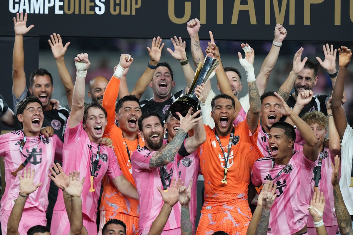 El capitán Messi, con el trofeo de Campeones Cup
