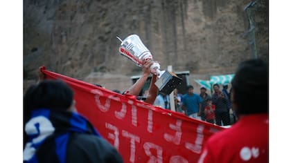 El capitan, Miguel Cruz, del Club Atlético Independiente del Norte, de San Isidro, levanta la copa luego de coronarse campeones de la categoria veteranos