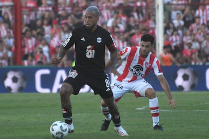 El capitán Milton Céliz domina la pelota en una jornada inolvidable e histórica para Riestra, más allá del opaco 0-0 con Instituto en Córdoba en el comienzo de la Copa de la Liga Profesional.