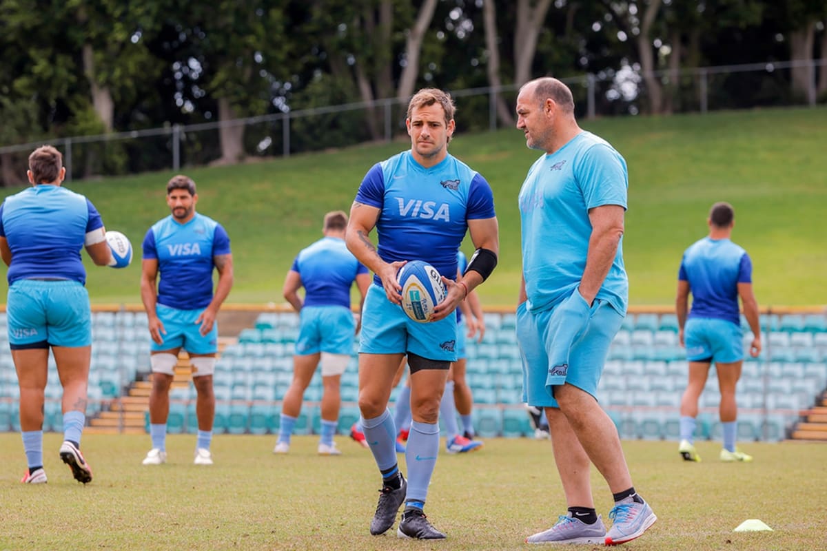 El capitán Nicolás Sänchez y el entrenador Mario Ledesma, durante uno de los entrenamientos