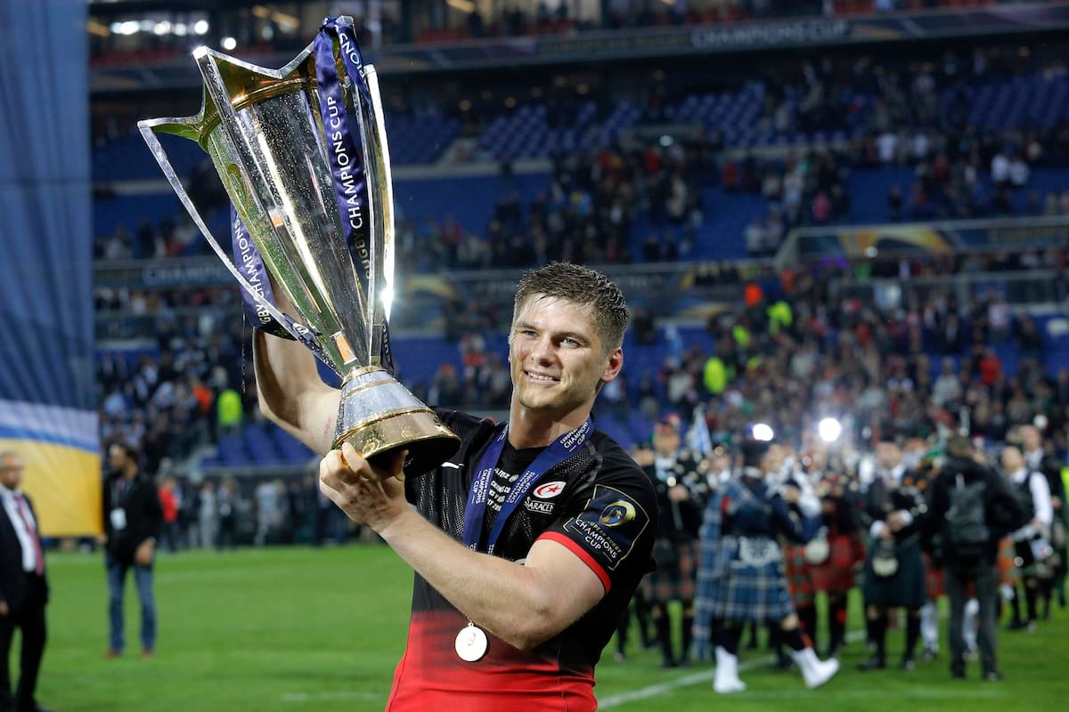 El capitán Owen Farrell levantando la Champions Cup