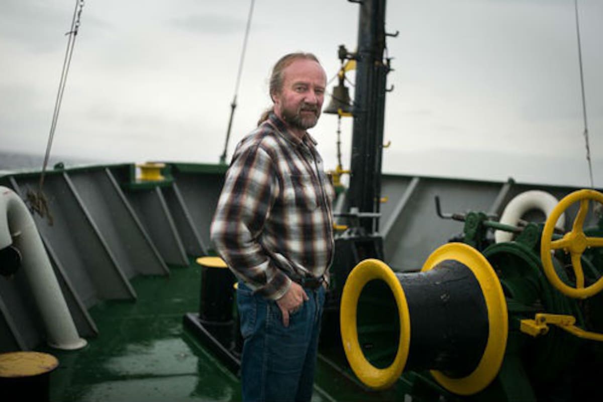El capitán Paul en la proa del barco