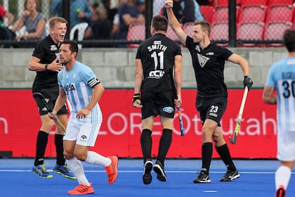 El capitán Pedro Ibarra se lamenta tras un gol de los Black Sticks: fue derrota por 5 a 3