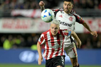 El capitán Santiago Ascacibar domina ante el uruguayo Giorgian de Arrascaeta; el Ruso falló su remate en la definición por penales, Estudiantes quedó eliminado, pero el público despidió con aplausos al equipo