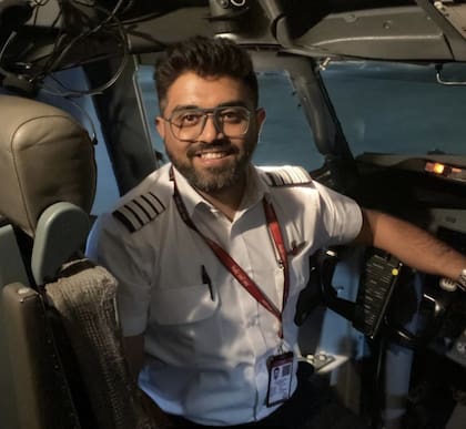 El Capitán Smit Machchhar, quien fue apuñalado este miércoles 30 de septiembre en un incidente aéreo en pleno vuelo de FlyDubai