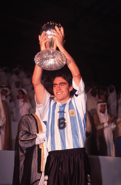 El capitán Sorin, levantando la copa en Qatar ´95