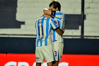 El capitán Sosa le agradece a Zaracho, quien lo asistió para el tercer tanto académico