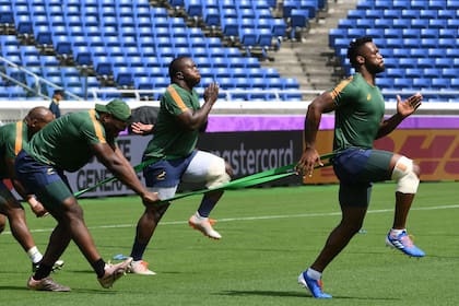 El capitán sudafricano, Siya Kolisi, en plena práctica física durante la preparación para el partido con los All Blacks.