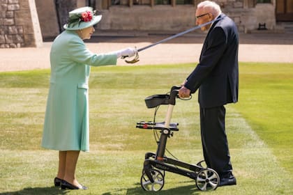 El capitán Tom Moore se convirtió en un héroe nacional después de haber caminado kilómetros con su andador dando vueltas en el jardín de su casa. Se trató de una campaña de beneficencia que inspiró a todo el Reino Unido