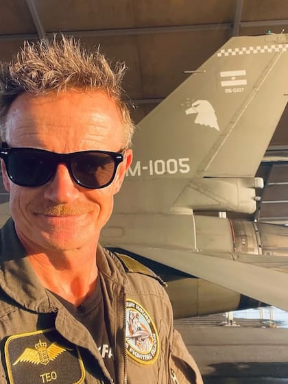 El capitán Troels Vang frente a uno de los F-16 ya pintados con las identificaciones argentinas