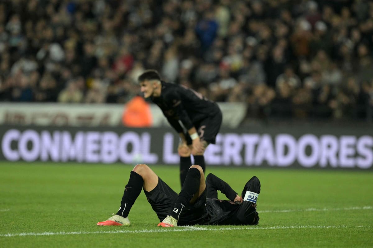 El capitán Vázquez se lamenta en el piso, mientras Saborido se lleva las manos a las rodillas