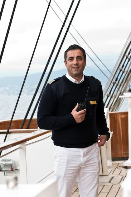 El capitán Vukota Stojanovic estuvo omnipresente durante todo el crucero, desde zarpar hasta ser salvavidas y socializar con los huéspedes.