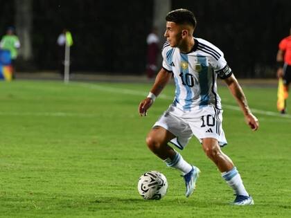 El capitán y campeón del mundo, Thiago Almada, conduce a la Argentina en el Preolímpico