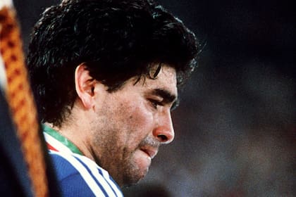 El capitán y mediocampista del equipo nacional de fútbol argentino Diego Maradona llora después de que su equipo perdió ante Alemania Occidental por 1-0 en un tiro penal del defensor Andreas Brehme en la final de la Copa del Mundo, el 08 de julio de 1990 en Roma.