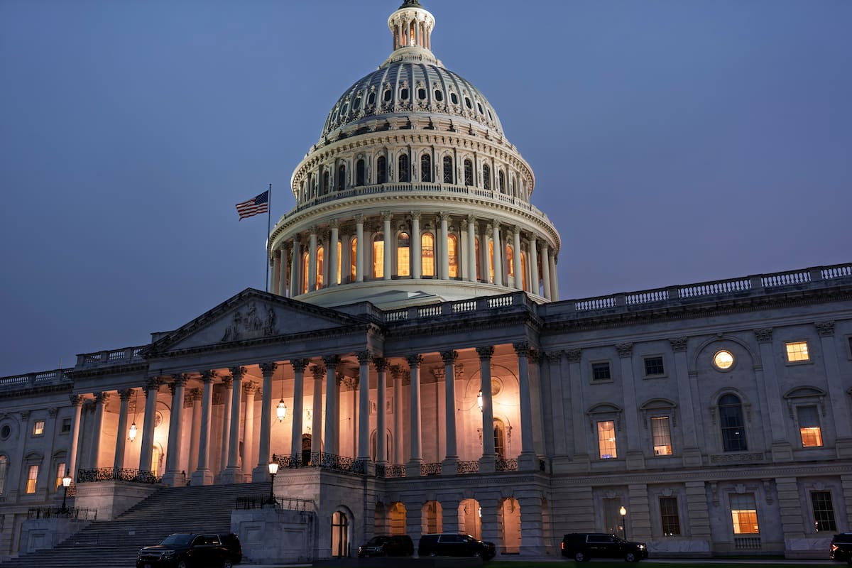 El Capitolio al anochecer mientras demócratas y republicanos en el Congreso intercambiaban acusaciones después de negarse a ceder en su disputa presupuestaria (AP Foto/J. Scott Applewhite)