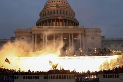 El Capitolio siendo atacado por una muchedumbre de ultraderecha