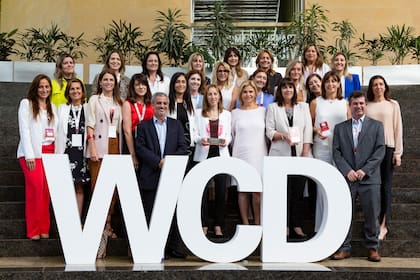 El capítulo Argentina de Women Corporate Directors reconoció la capacidad de liderazgo en este turbulento 2019; en la foto, miembros de WCD con Néstor García, presidente de KPMG, y Marcelo Grimoldi, director de Egon Zehnder