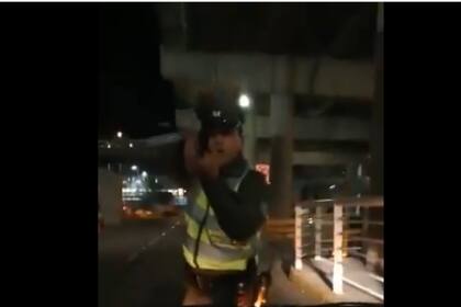 El carabinero apunta al chofer