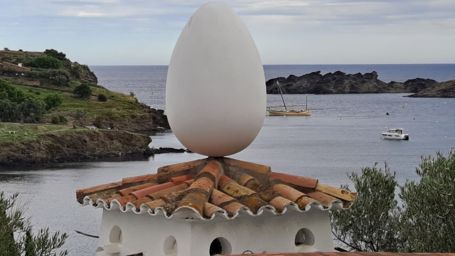 El característico huevo sobre la casa museo de Dalí en Cadaqués