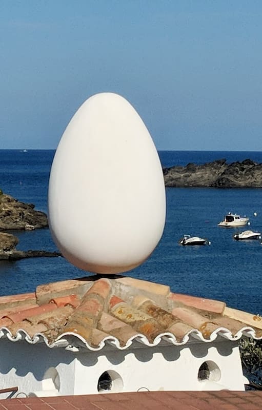 El característico huevo sobre la casa museo de Dalí en Cadaqués