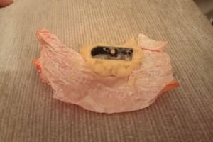 El caramelo con el sacapuntas en su interior