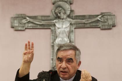 El cardenal Angelo Becciu habla con periodistas durante una conferencia de prensa en Roma, el 25 de septiembre de 2020