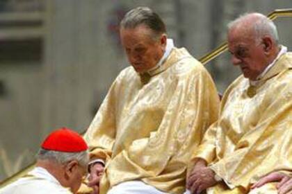 El cardenal Angelo Sodano participa de la ceremonia del lavado de pies durante la celebración del Jueves Santo