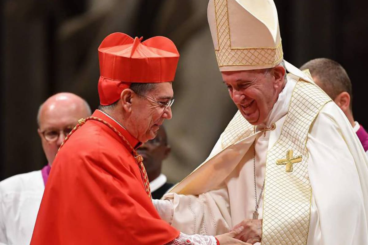 El cardenal español Miguel Ángel Ayuso Guixot junto al papa Francisco