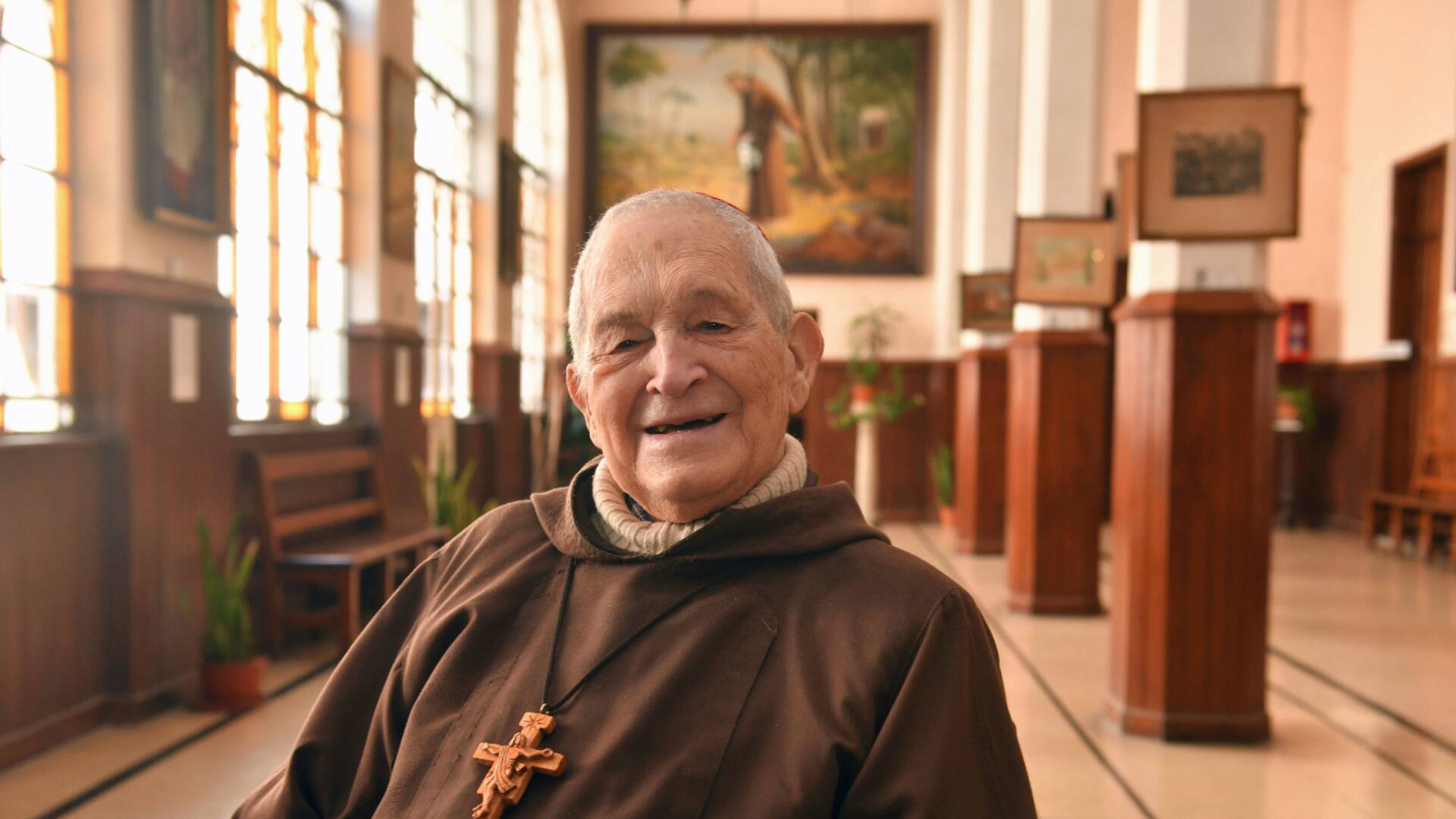 El cardenal Luis Dri en el claustro del Santuario de Nuestra Señora del Rosario de Pompeya, donde vive.