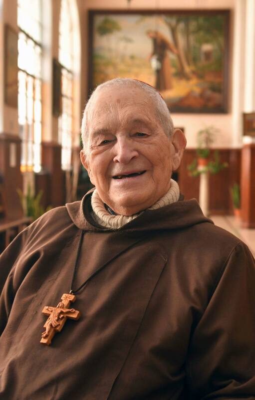 El cardenal Luis Dri en el claustro del Santuario de Nuestra Señora del Rosario de Pompeya, donde vive.