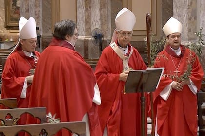 El cardenal Mario Poli, junto a los obispos Juaquín Sucunza y Enrique Eguía Seguí y el padre Alejandro Russo, realizó las celebraciones de Semana Santa en un Catedral vacía