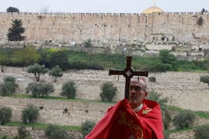 El cardenal Pierbattista Pizzaballa celebra misa fuera del Santo Sepulcro