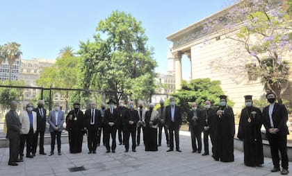 El cardenal Poli encabezó una oración por la vida, al lado de la Catedral, con referentes de distintas confesiones religiosas