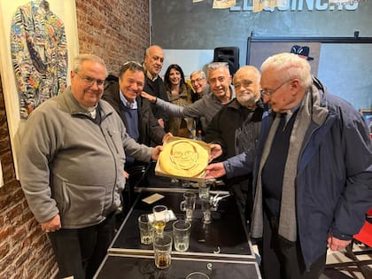 El cardenal Rossi participó en Córdoba de la presentación de la "Pizza León XIV", en homenaje al pontífice, en agosto pasado