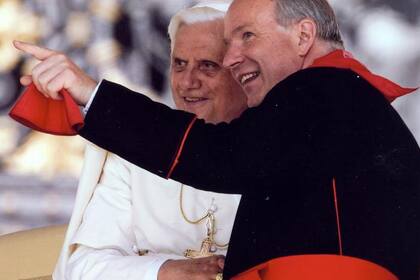 El cardenal Schönborn disparó contra el libro del secretario de Benedicto XVI: "No creo que sea correcto que se publiquen cosas tan confidenciales, especialmente por parte de la secretaria personal".