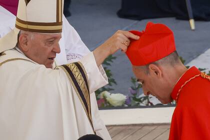 El cardenal Víctor Manuel "Tucho" Fernández, prefecto del Dicasterio para la Doctrina de la Fe, recibe su birreta de manos del Papa Francisco mientras es elevado en la Plaza de San Pedro en el Vaticano, el sábado 30 de septiembre de 2023
