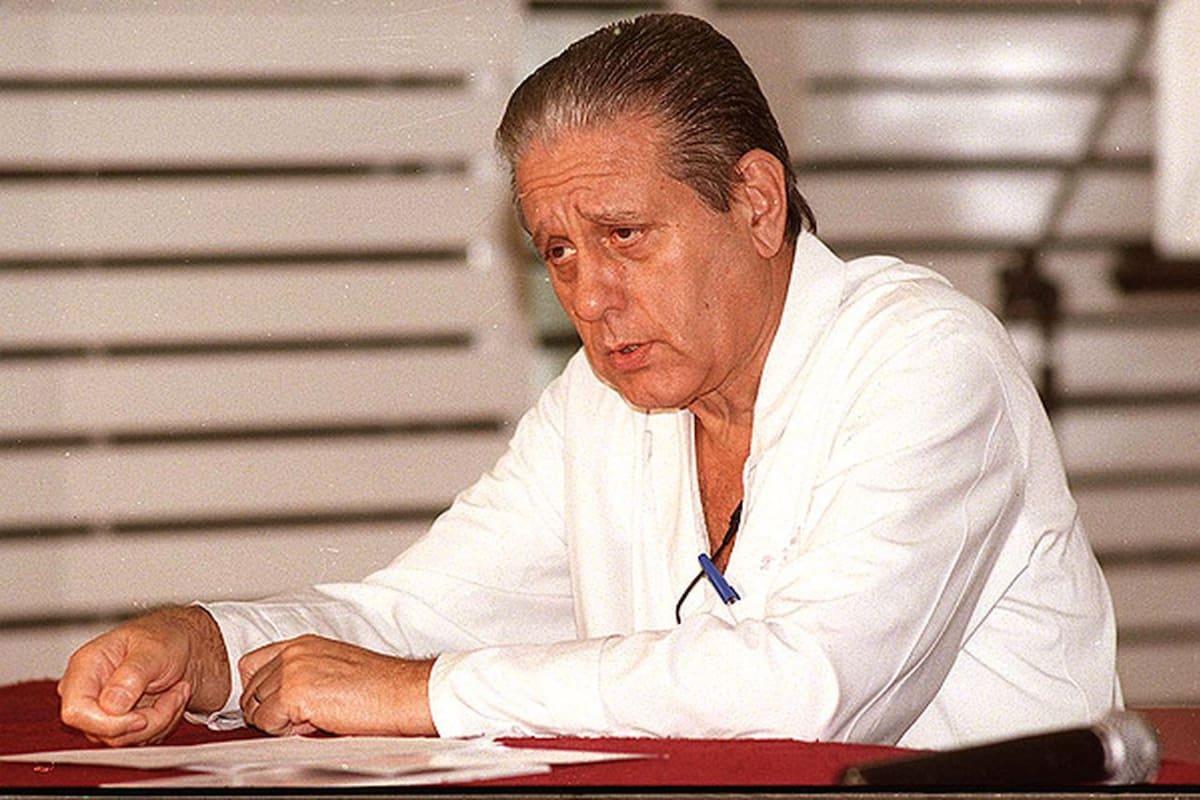 El cardiocirujano, reconocido mundialmente por haber desarrollado el bypass coronario, se suicidó en su departamento el 29 de julio de 2000 atormentado por la crisis financiera que atravesaba su fundación