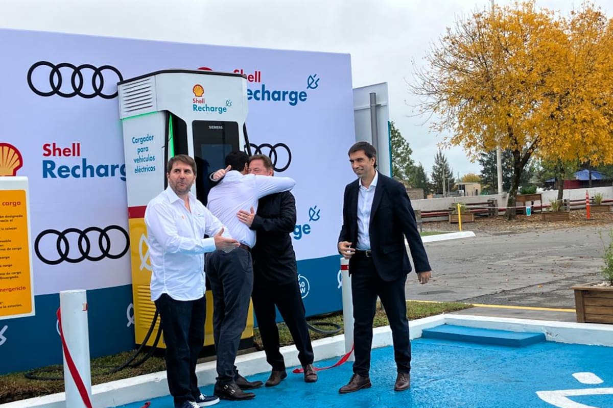 El cargador inaugurado en Chascomús por Raízen (Shell) y Audi es el más potente de la ruta hacia la costa