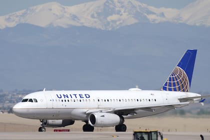 El cargador portátil de un pasajero de United Airlines se prendió fuego y hubo 7 heridos: 4 personas fueron hospitalizadas