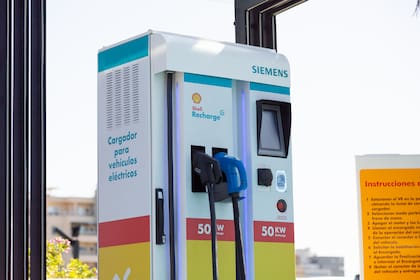 El cargador tiene una potencia de 50 kW que, según el tipo de vehículo que abastezca, puede brindar una autonomía de 100 kilómetros con 30 minutos de carga