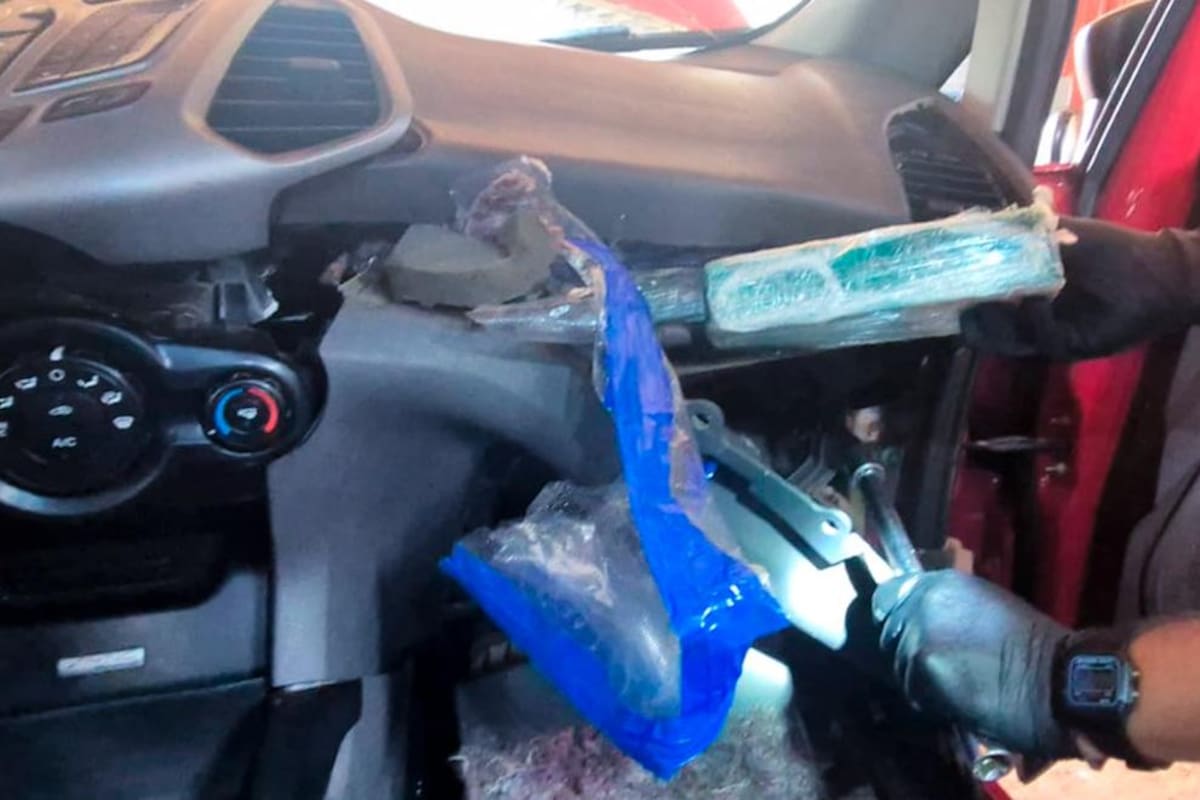 El cargamento de cocaína estaba oculto en el tablero del auto