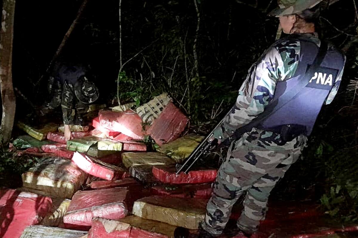 El cargamento de marihuana encotrado en el monte, cerca de la costa del río Paraná en la localidad de Montecarlo, Misiones