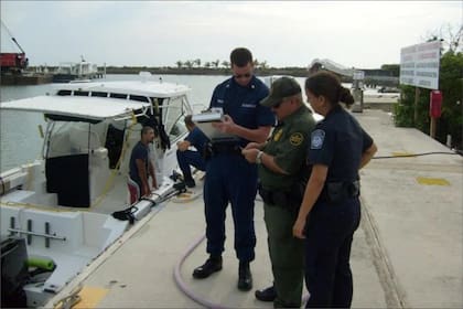 El cargamento ilegal consistía en un alijo de 251 paquetes, presuntamente cocaína, que se dirigía a territorio estadounidense