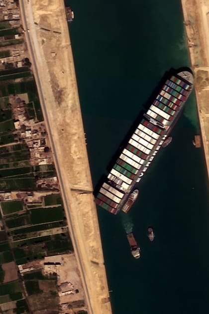 El carguero Ever Given, encallado en el canal de Suez, fotografiado por el satélite NewSat-16, de la compañía argentina Satellogic