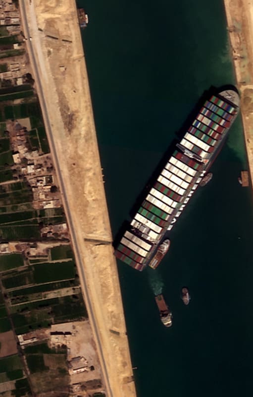El carguero Ever Given, encallado en el canal de Suez, fotografiado por el satélite NewSat-16, de la compañía argentina Satellogic